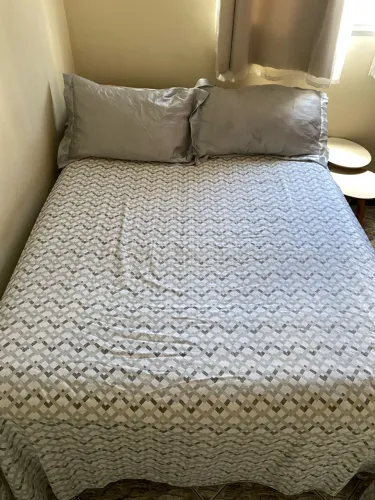 Cama de casal completa + jogo de cama