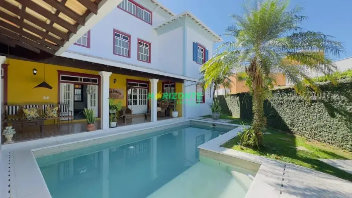 Casa à venda e para locação com 528 m² de construção, em condominio fechado no bairro Urba