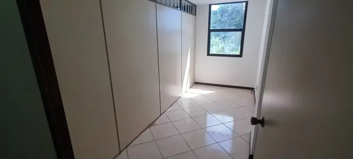 Alugo Sala comercial, com divisórias formando três ambientes, banheiro, vaga de garagem.