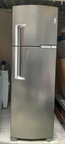 Vendo geladeira para conserto/ retirada de peças.