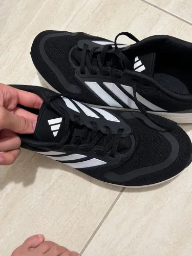 Tênis adidas