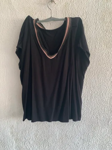  Blusa preta tecido viscose com detalhe na gola tamanho G