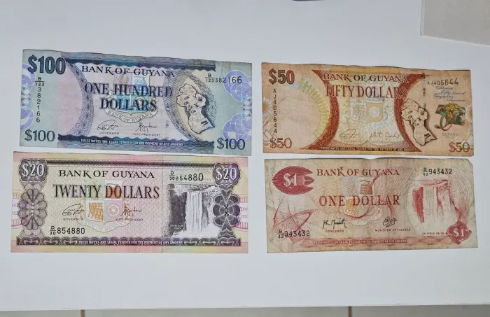 Cédulas dólares Guiana combo 4 unidades dinheiro