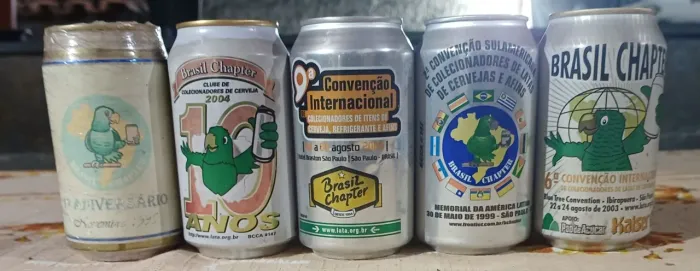 Latas de cervejas vazias para coleção.
