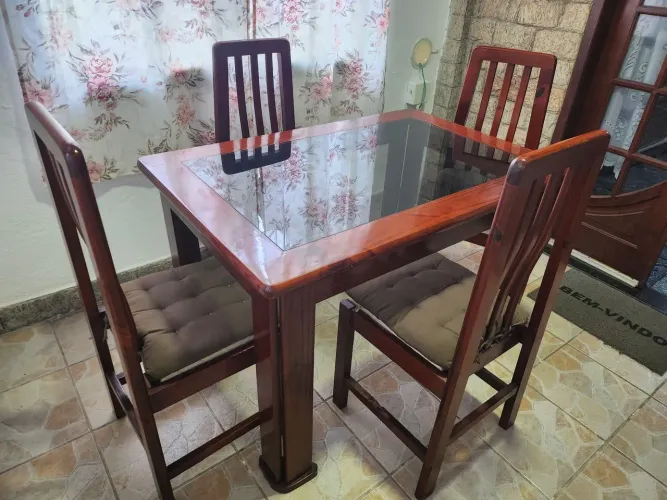 Mesa de jantar c/04 cadeiras