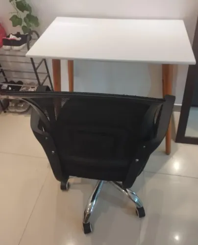 Escrivaninha+ cadeira
