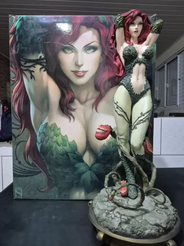 Sideshow Premium Format Poison Ivy
