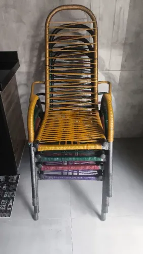 Vendo 4 cadeira trancadas colorida e uma de balanço
