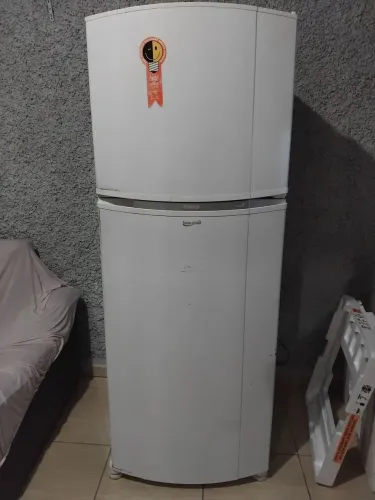 GELADEIRA COM DEFEITO!