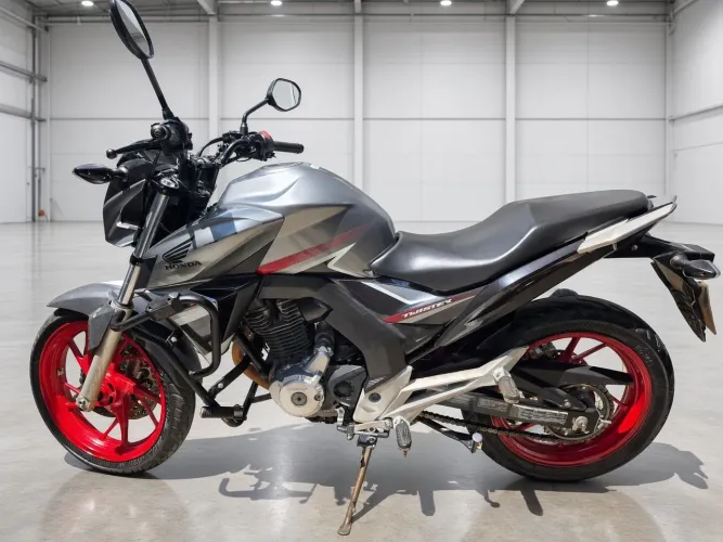 OPORTUNIDADE ÚNICA! MOTO SUPER CONSERVADA E COM BAIXA QUILOMETRAGEM