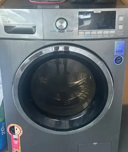 Maquina de lavar e secar e ar condicionado