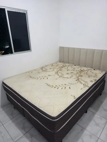 Cama Queen e colchão