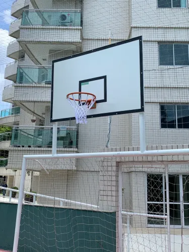 Tabelas de basquete e aros oficiais.