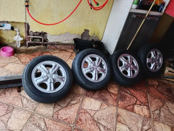 Rodas e pneus aro 14 Gm pneu 90% 2 remolds TCP. E 2 original marca ytaro .