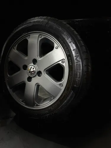 Kit Jogo de Rodas Aro 15 x 6 + Pneus 185/60 15 Dunlop FM800