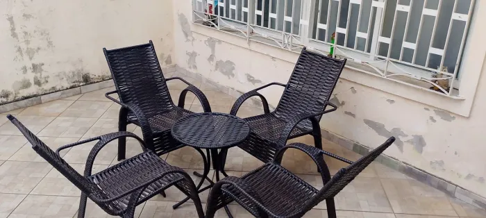 Mesa com 4 cadeiras novas