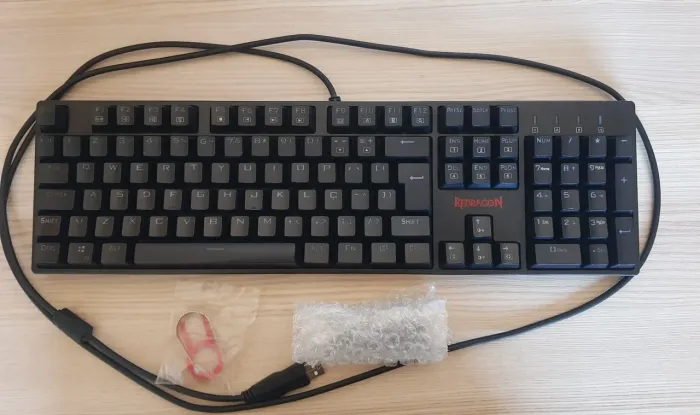 Teclado óptico-mecânico Redragon Surara Pro Switch Marrom ABNT2