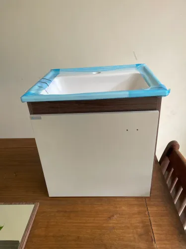 Armário, com Pia e Espelho para banheiro.