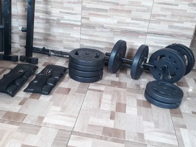 Vendo anilhas musculação polietileno 8x 5kg, 2x 3kg e power bag 2 x 5kg  ótima conservação