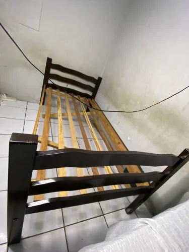 Vende-se cama de solteiro, seminova com colchão em bom estado da ortobom