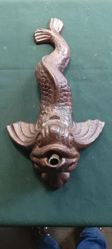 Fonte de parede antiga (peixe)
