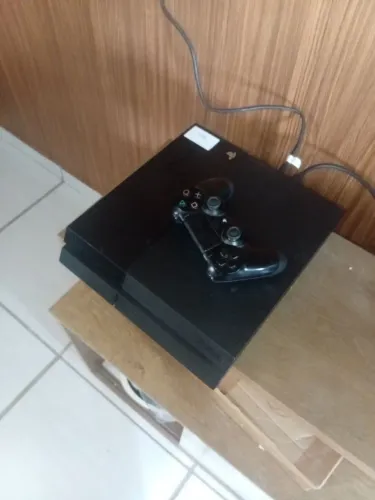 Ps4 fat com cabos e carregador com um controle
