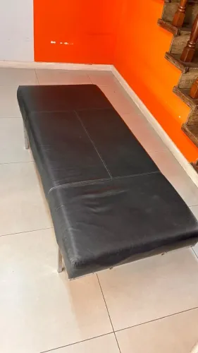 Banco antigo estilo modernista estofado couro preto
