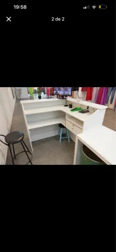 Balcão de atendimento com mesa 