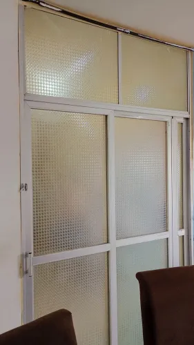 Porta em estrutura de alumínio