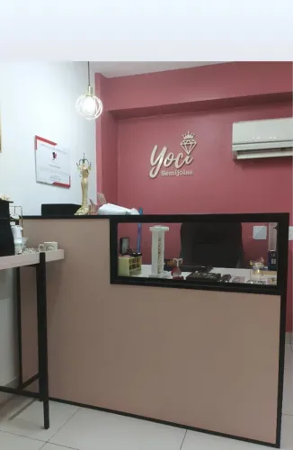 BALCÃO EM MDP, METALON E VIDRO (1,5m X 1,1m X 0,6m)