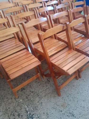Vendo mesas e cadeiras dobráveis, própria para bares e lanchonete de cor preto ou amarelo