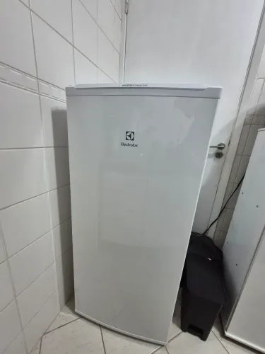 2 meses de uso! Freezer Vertical Electrolux Cycle Defrost 1 Porta 162L Inverter FEI19