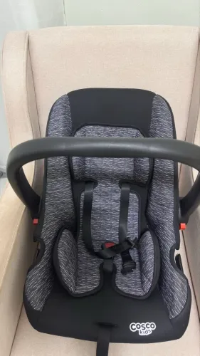 VENDE-SE CARRINHO DE BEBÊ + BEBÊ CONFORTO