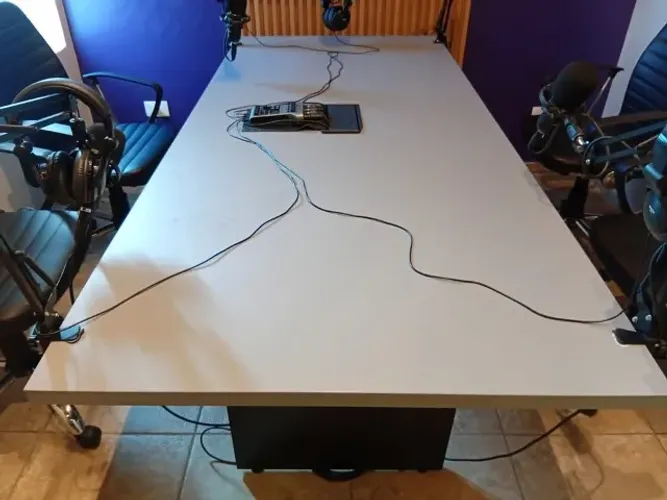 Mesa de Reuniões Grande / Bancada para Podcast com Painel de TV