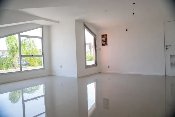 Excelente casa Driplex,pronta pra Morar dentro do Condominio ,aceita animais.