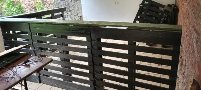 Balcão de pallet em L com luminária 