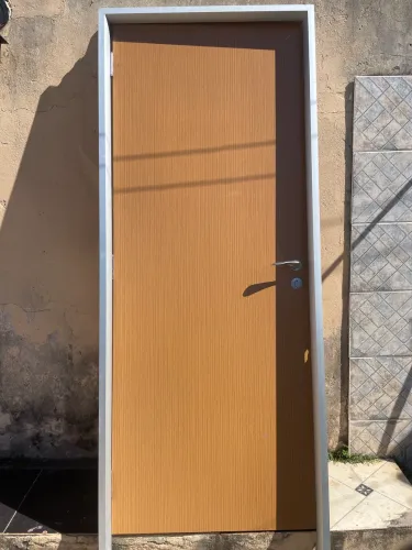 Porta de madeira 2,15x 82  com portal de alumínio 