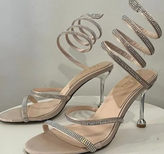 Linda sandália salto com strass espiral , nova.