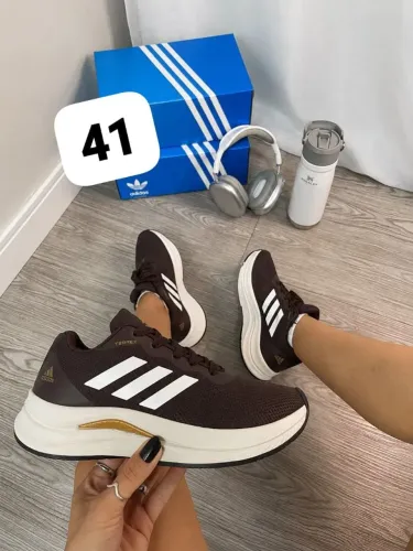 Tênis Adidas, marrom terrex.
