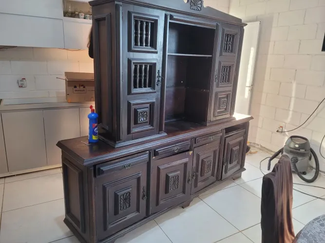 Vendo armário de cozinha antigo com mesa e cadeiras.