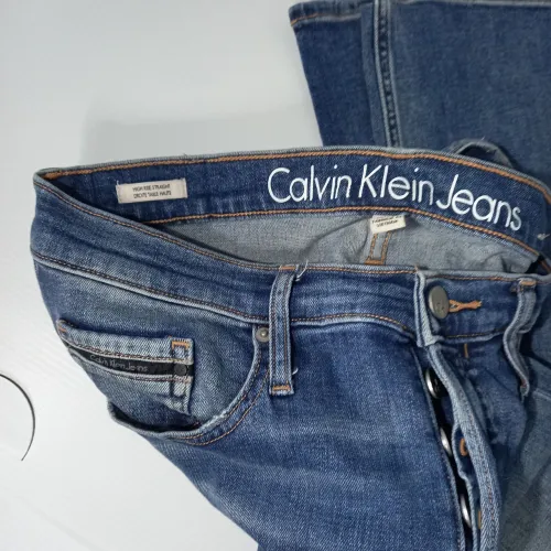 Calça jeans feminina Calvin Klein 42 destroyed