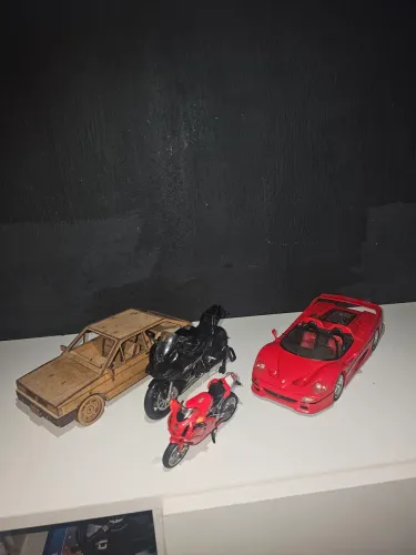 Carros e motos em miniatura