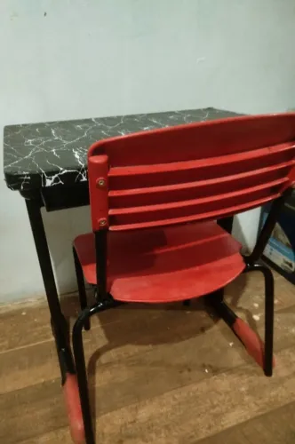 Mesa escolar com cadeira