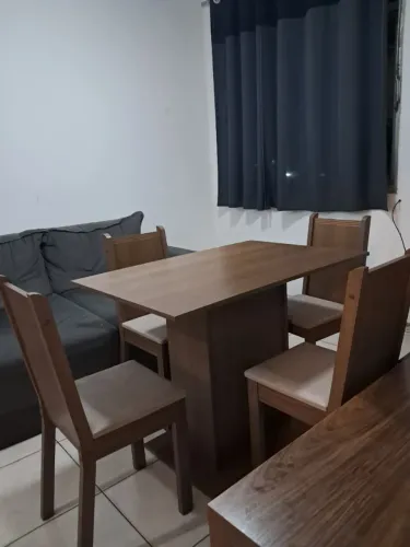 Jogo de mesa com 4 cadeiras em ótimo estado!