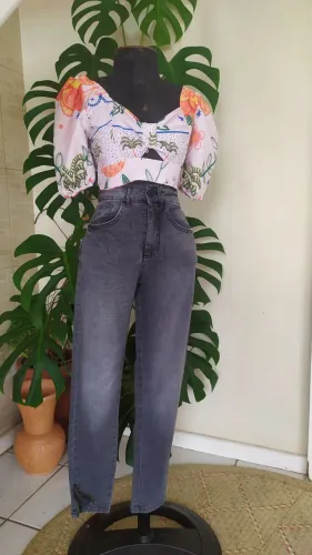 Calça jeans feminina lavagem escuro skine Tam 36 Marisa e blusa estampada