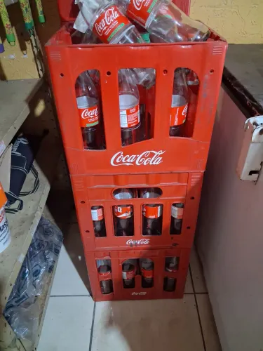 Vasilhame de coça cola com caixa