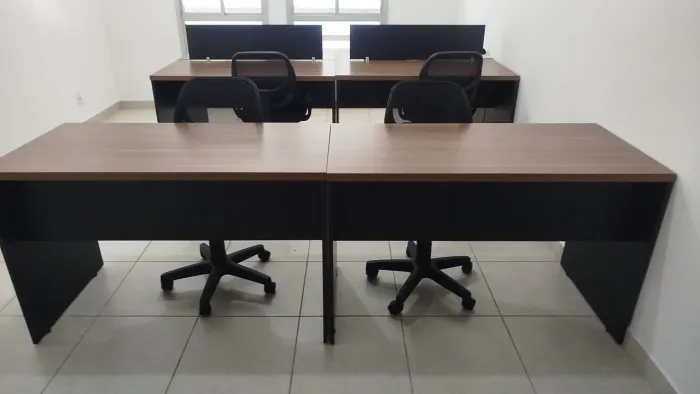Mesas e cadeiras para escritório