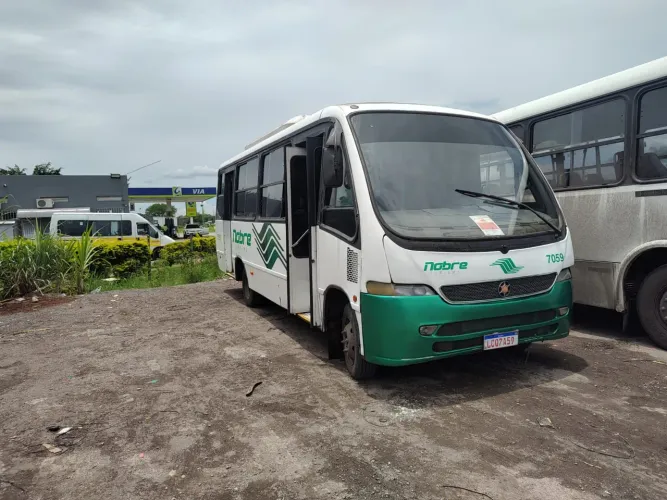 Mercedes 915<br>Documento em dia<br>Recibo aberto<br>25 lugares