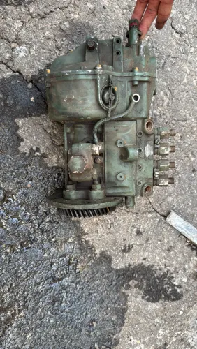 Bomba injetora e bico da 709