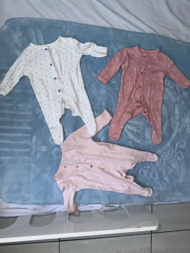 Conjunto de 3 macacões importado bebê menina . Usados poucas vezes .